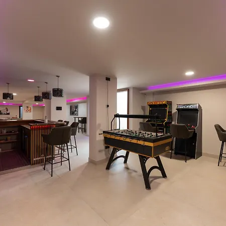 De La Reina Villa